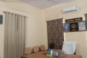 पीलीभीत: नहीं उतरी दीपावली की खुमारी, सीएमओ दफ्तर में हर सीट खाली