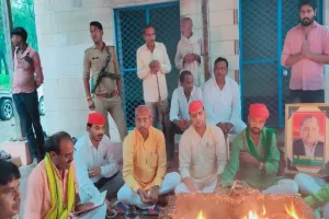 चित्रकूट: मुलायम के लिए सपाइयों ने की पूजा-अर्चना, चादर चढ़ाई