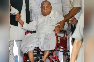 मुलायम सिंह यादव की हालत चिंताजनक, नेताओं का अस्पताल पहुंचना जारी