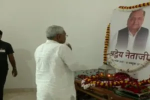 सैफई पहुंचे बिहार के सीएम नितीश कुमार, मुलायम सिंह को दी श्रद्धांजलि