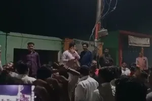 शाहजहांपुर: जबरन धान काट लेने से गुस्साए ग्रामीणों का तहसील गेट पर हंगामा, दिया धरना