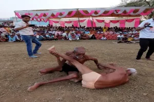 चित्रकूट: वृद्ध पहलवानों ने दंगल में दिखाए दांव-पेंच, हैरान रह गए दर्शक