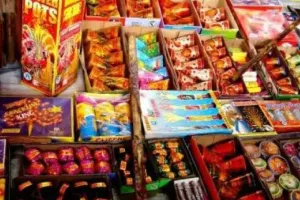 बरेली: आतिशबाजी विक्रेताओं के चेहरे खिले, देर रात बिके पटाखे