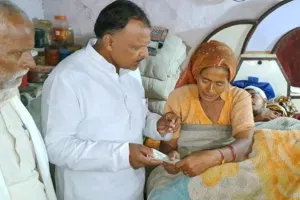मथुरा: मकान की छत गिरने से घायल हुए परिवार से मिलने पहुंचे भाजपा नेता, 10 हजार रुपये की दी धनराशि