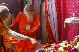 पीएम मोदी ने रामलला की उतारी आरती, मंदिर निर्माण को भी देखा