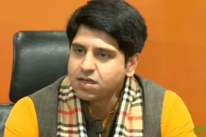 शहजाद पूनावाला ने ओवैसी पर कसा तंज, कहा- पहले हिजाब पहनने वाली लड़की को अपनी पार्टी…