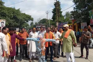 शाहजहांपुर: आदिपुरुष मूवी के विरोध में प्रदर्शन, फूंका पुतला
