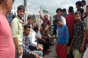 अमेठी: रेलवे फाटक बंद होने की सूचना पर ग्रामीणों ने रेलवे ट्रैक पर काटा हंगामा