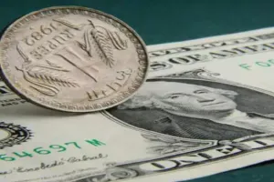 कारोबार: रुपया शुरुआती कारोबार में आठ पैसे की गिरावट के साथ 84.38 प्रति डॉलर पर 