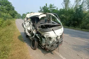 सुल्तानपुर: ट्रेलर व मैजिक की भिड़ंत, चालक की मौत