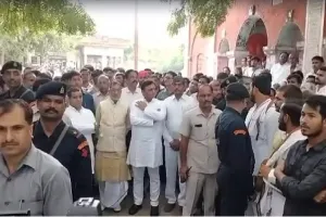 इटावा: नेता जी को अंतिम विदाई देने के लिए नेताओं का सैफई में लगा तांता