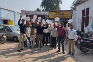 हंगामा: खाली थाली लेकर शिक्षक बोले, नहीं खाएंगे पानी जैसी दाल