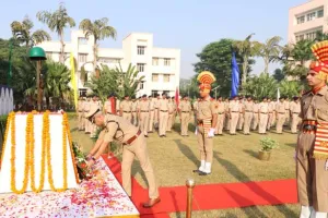 लखनऊ: पुलिस स्मृति दिवस के अवसर पर सशस्त्र सीमा बल, सीमांत मुख्यालय लखनऊ के प्रांगण में शहीदों को किया नमन