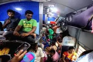 प्रयागराज: ट्रेनों में भारी भीड़, एसी कोच में दिखा जनरल बोगी जैसा नजारा