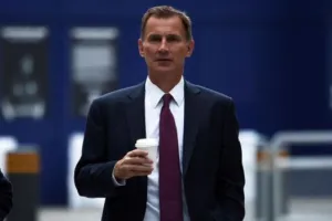 ब्रिटेन के नए वित्त मंत्री ने की सभी कर कटौतियों को वापस लेने की घोषणा