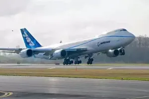 टेक ऑफ करते ही विमान बोइंग 747 में लगी आग, जलता हुआ मेन लैंडिंग गियर टायर जमीन पर गिरा