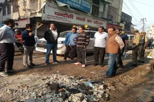 मुरादाबाद: वेलकम स्मार्ट सिटी के प्लेटफार्म की टाइल्स टूटी होने व मिट्टी जमा होने पर नगर आयुक्त भड़के