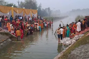 रायबरेली: अरुणोदय काल में सूर्य भगवान को अर्घ्य देकर व्रतियों ने की सुख समृद्धि की कामना