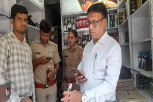 संभल: आबकारी इंस्पेक्टर ने शराब की दुकान पर की छापामारी, स्टाक चेक कर ओवररेट बेचने पर दी कार्रवाई की चेतावनी
