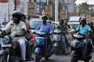 मुरादाबाद: दिवाली की खरीदारी को उमड़ी भीड़, जाम से वाहनों की लंबी कतार