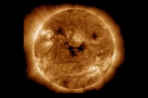 नासा ने कैमरे में कैद की “ मुस्कुराते सूरज ” की तस्वीर