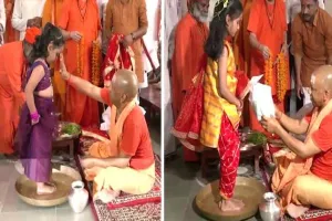 महानवमी पर सीएम योगी ने किया कन्या पूजन, मातृशक्ति के पखारे पैर, खिलाया भोजन