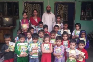 मुरादाबाद: छोटे बच्चों को वितरित की किताबें, सामाजिक संगठन द्वारा किया गया कार्यक्रम का आयोजन