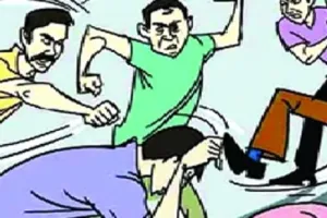 संभल: मोबाइल में गाना बजाने पर चले लाठी-डंडे, सात घायल