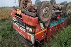 संभल: सड़क किनारे पलटा ई-कचरे से लदा ट्रक, चालक फरार