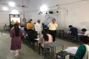 अमरोहा : 3 केन्द्रों पर हुई पीईटी, डीएम ने किया परीक्षा केंद्रों का निरीक्षण