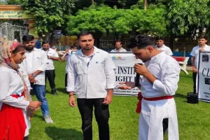 मुरादाबाद : नुक्कड़ नाटक के माध्यम से विश्व दृष्टि दिवस पर की नेत्र जांच कराने की अपील