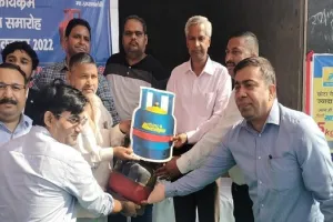 मुरादाबाद: अब राशन कोटेदार की दुकान से मिलेगा LPG सिलेंडर, डीएम ने फीता काटकर किया उद्घाटन