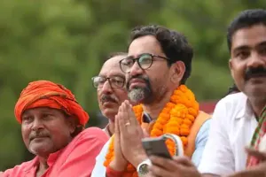 भाजपा सांसद निरहुआ को उनकी मां ने दी हिदायत, आजमगढ़ को लेकर कही यह बात