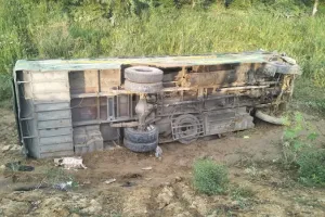 बिजनौर: टायर फटने से पलटी निजी बस, बच्चे की मौत