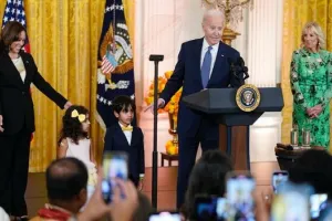 दिवाली समारोह के दौरान बाइडेन ने बच्चों को मंच पर बुलाकर, बताया- उन्हें ‘रोशनी का प्रतीक’