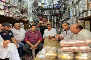 मुरादाबाद : विधायक के भाई से अभद्रता पर व्यापारियों में आक्रोश