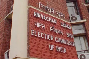 निवार्चन आयोग का कड़ा रूख, गुजरात पुलिस महनिदेशक से मांगा स्पष्टीकरण