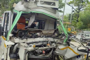 अयोध्या: खड़े डीसीएम से टकराई एंबुलेंस, तीन गंभीर