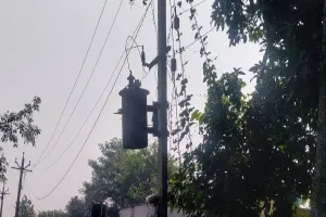 बहराइच: 20 दिन से अंधेरे में डूबी ढाई हजार की आबादी, शिकायत के बाद भी नहीं बदला गया ट्रांसफार्मर