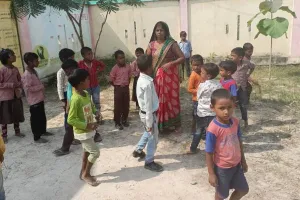 बाराबंकी: रसोइयां के भरोसे चल रहा प्राथमिक विद्यालय