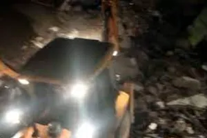 अलीगढ़: तीन मंजिला जर्जर इमारत जमींदोज, भवन स्वामी की मौत, तीन घायल