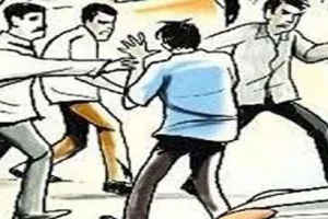 बाराबंकी: पैमाइश करने गई टीम के सामने ही दो पक्षों में जमकर मारपीट, कई घायल