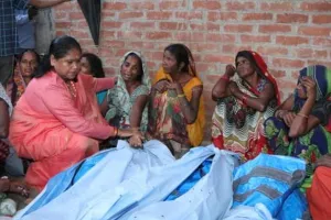 कानपुर: ट्रैक्टर-ट्रॉली हादसे मारे गए लोगों के परिजनों से मिलकर साध्वी निरंजन ने बंधाया ढांढस