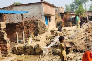 बाराबंकी: दीवार और छत पर गिरने से दो की मौत, चार घायल