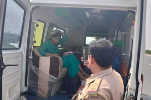 इटावा: आगरा एक्सप्रेसवे पर डिवाइडर से टकराकर पलटी गाड़ी, बाल-बाल बचा परिवार