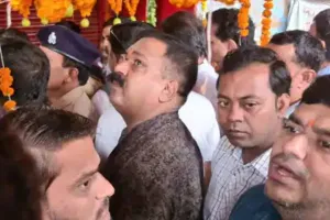 लखनऊ: आनंदी माता मंदिर से चांदी का छत्र और दान पात्र चोरी, व्यापारियों में आक्रोश