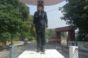 फर्रुखाबाद: अराजकतत्वों ने शहीद की प्रतिमा को गोबर से पोता