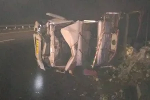 इटावा: आगरा एक्सप्रेसवे पर सब्जी लेकर जा रहा लोडर पलटा, दो लोग घायल