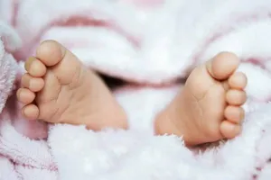 अमेठी: नर्सिंग होम में प्रसव के बाद शिशु की मौत, परिजनों में आक्रोश, जांच में मिला था फर्जी