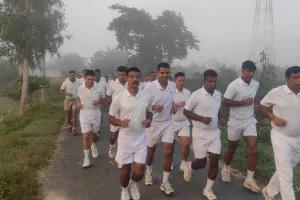 बहराइच: फिट रहने के लिये जवानों ने लगाई दौड़, बोले- आधुनिकता के दौड़ में पैदल मार्च से तौबा के कर रहे लोग